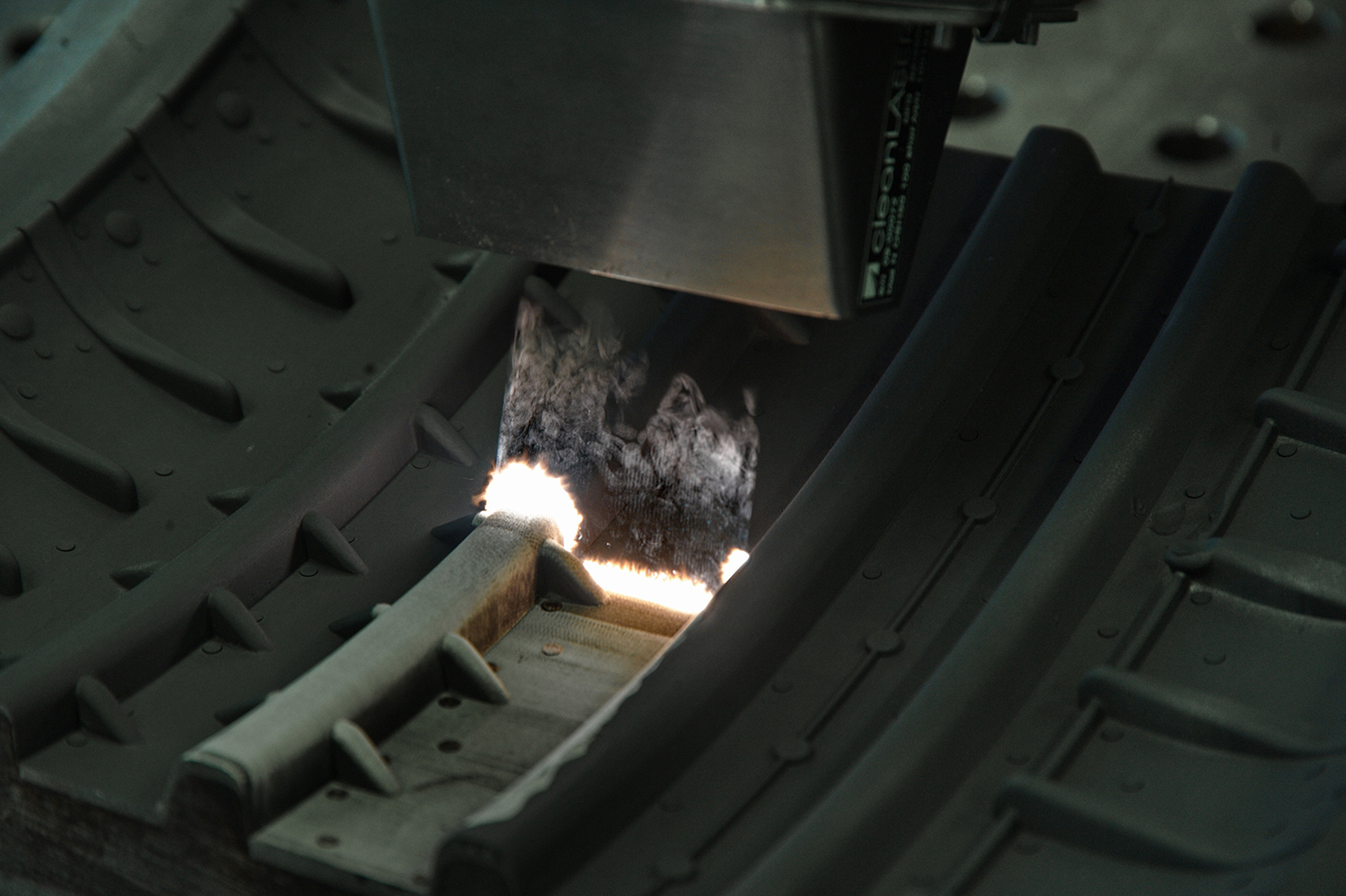 Application-Laser-cleaning-tire-mold-CleanLASER
